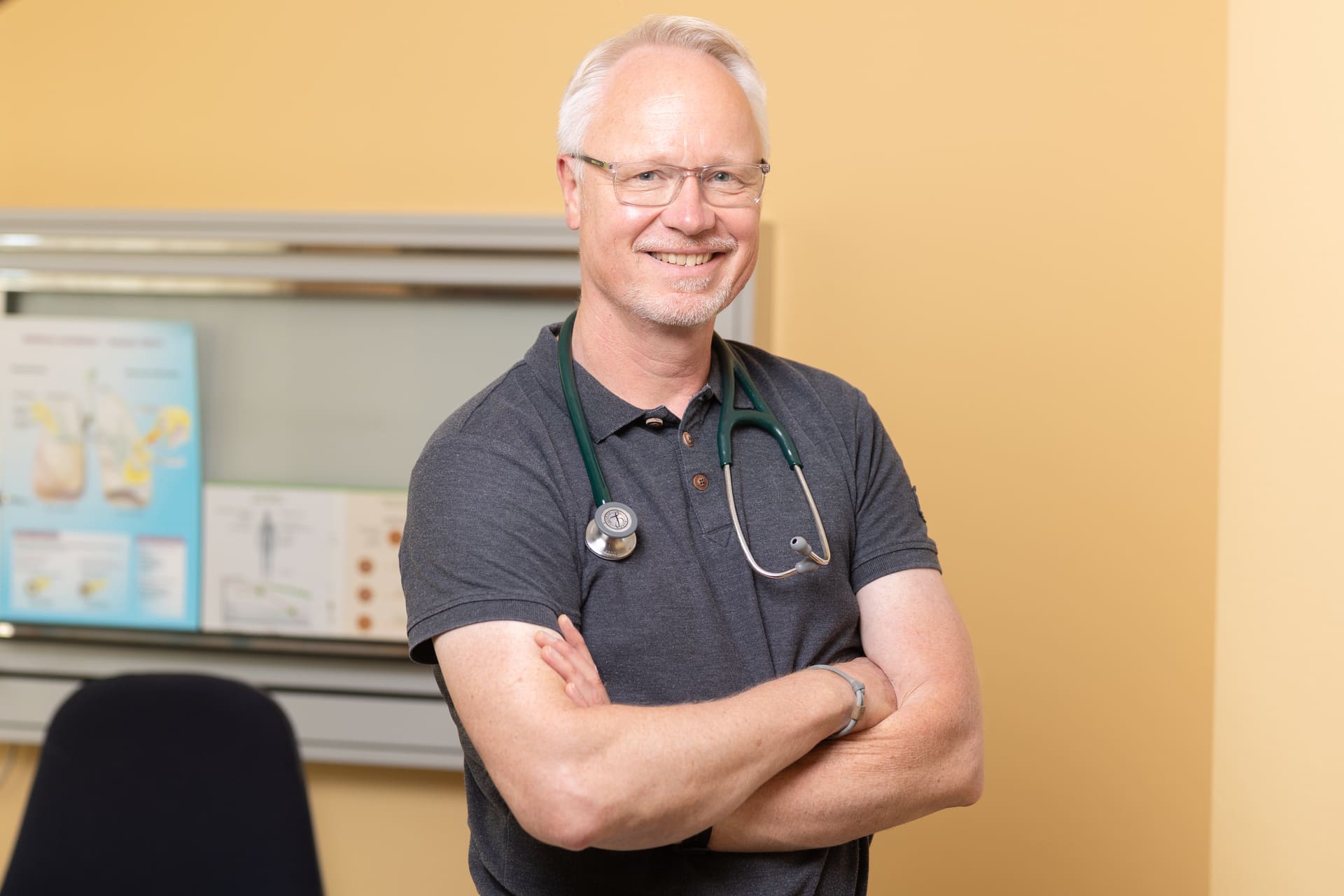 Dr. Sven Löck, Facharzt für Pneumologie, lächelt in die Kamera und trägt ein Stethoskop