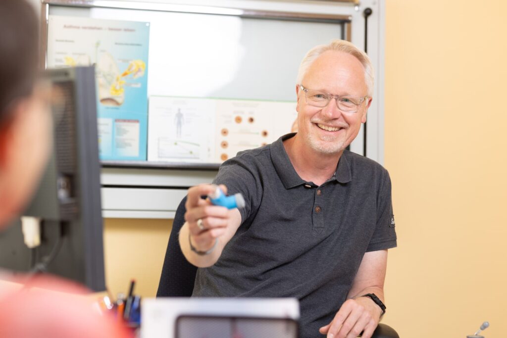 dr. s. löck im sprechzimmer (4)